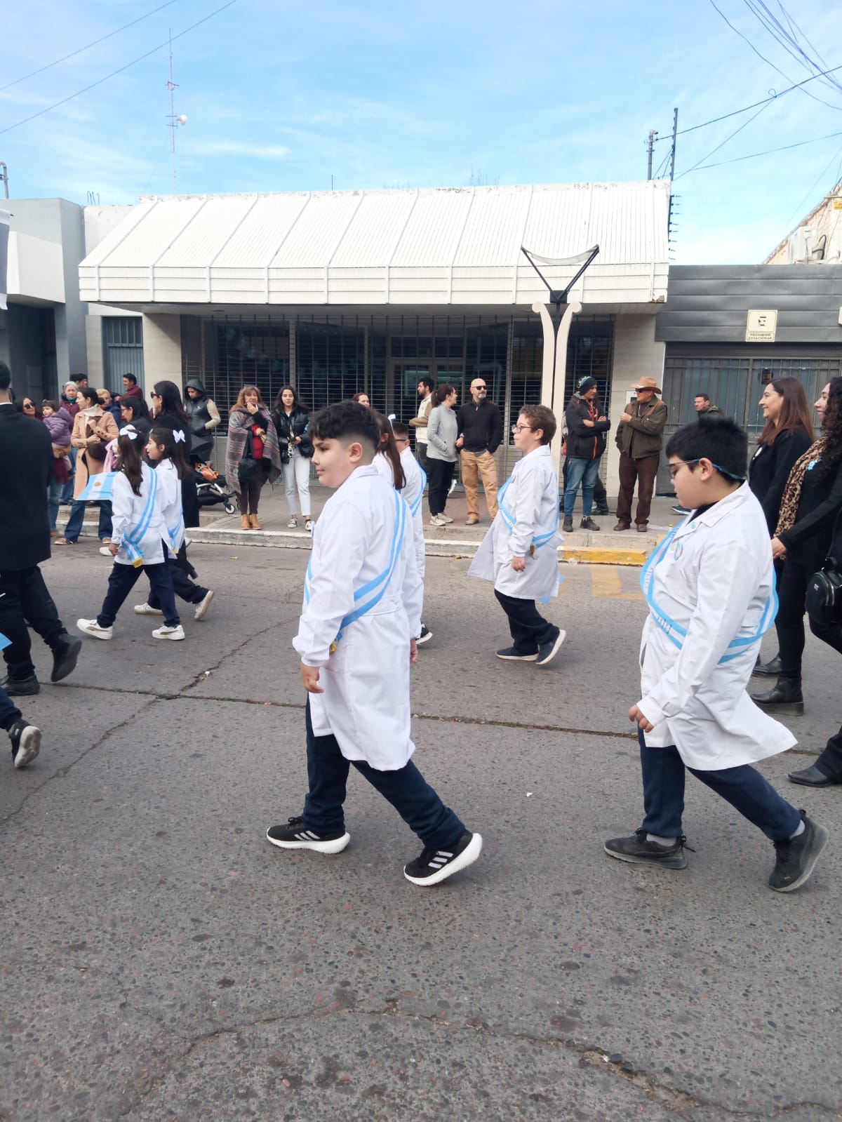 Grupo de estudiantes con las seños